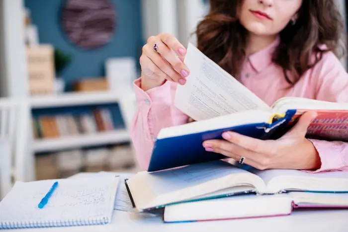 mujer estudiando oposiciones justicia